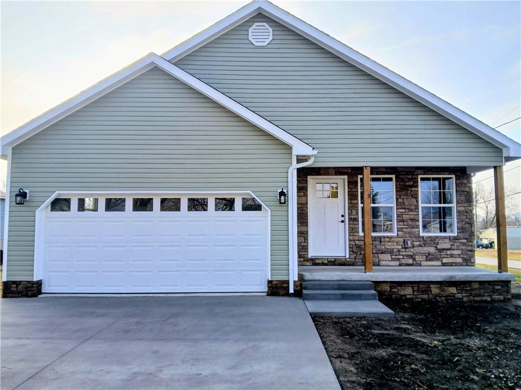 902 S Springfield Street, Green Forest, AR 72638