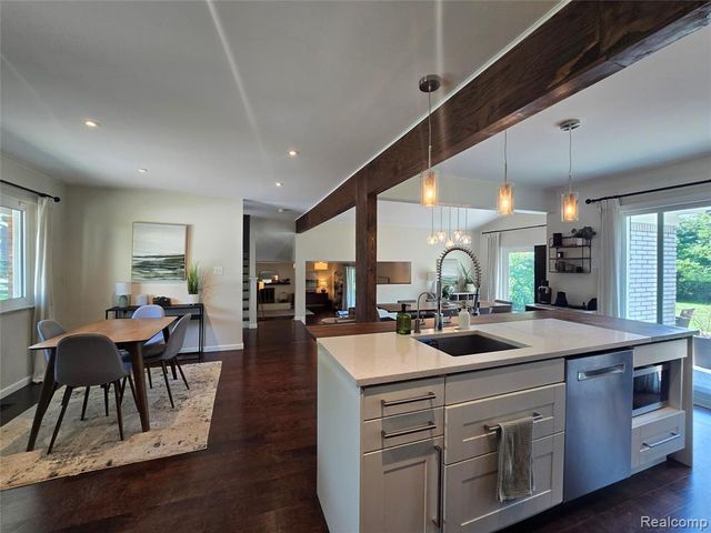 24697 S Cromwell Drive, Franklin, MI 48025
