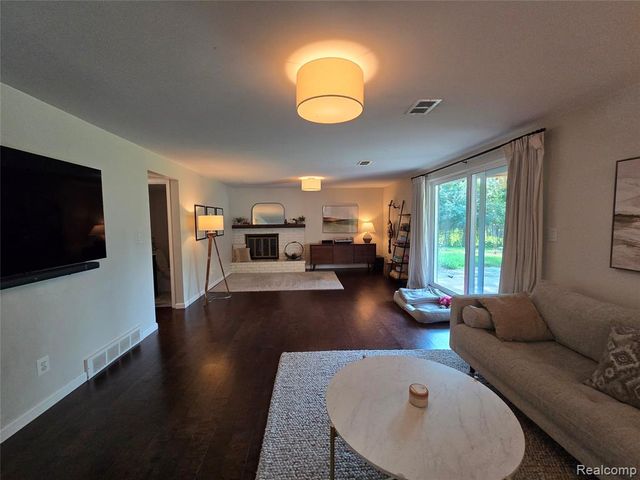 24697 S Cromwell Drive, Franklin, MI 48025