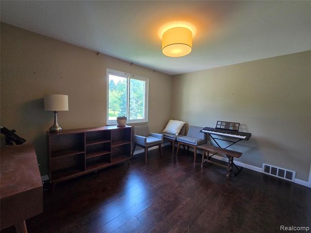 24697 S Cromwell Drive, Franklin, MI 48025