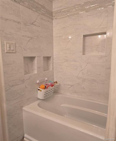 24697 S Cromwell Drive, Franklin, MI 48025