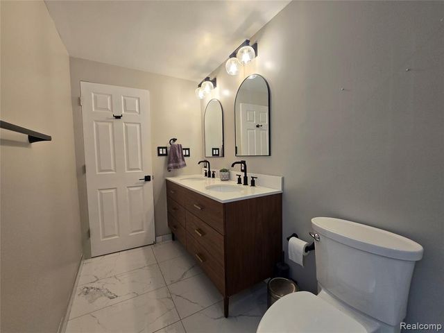 24697 S Cromwell Drive, Franklin, MI 48025
