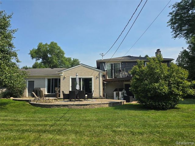 24697 S Cromwell Drive, Franklin, MI 48025