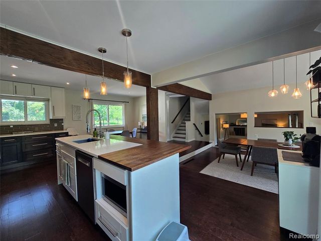 24697 S Cromwell Drive, Franklin, MI 48025