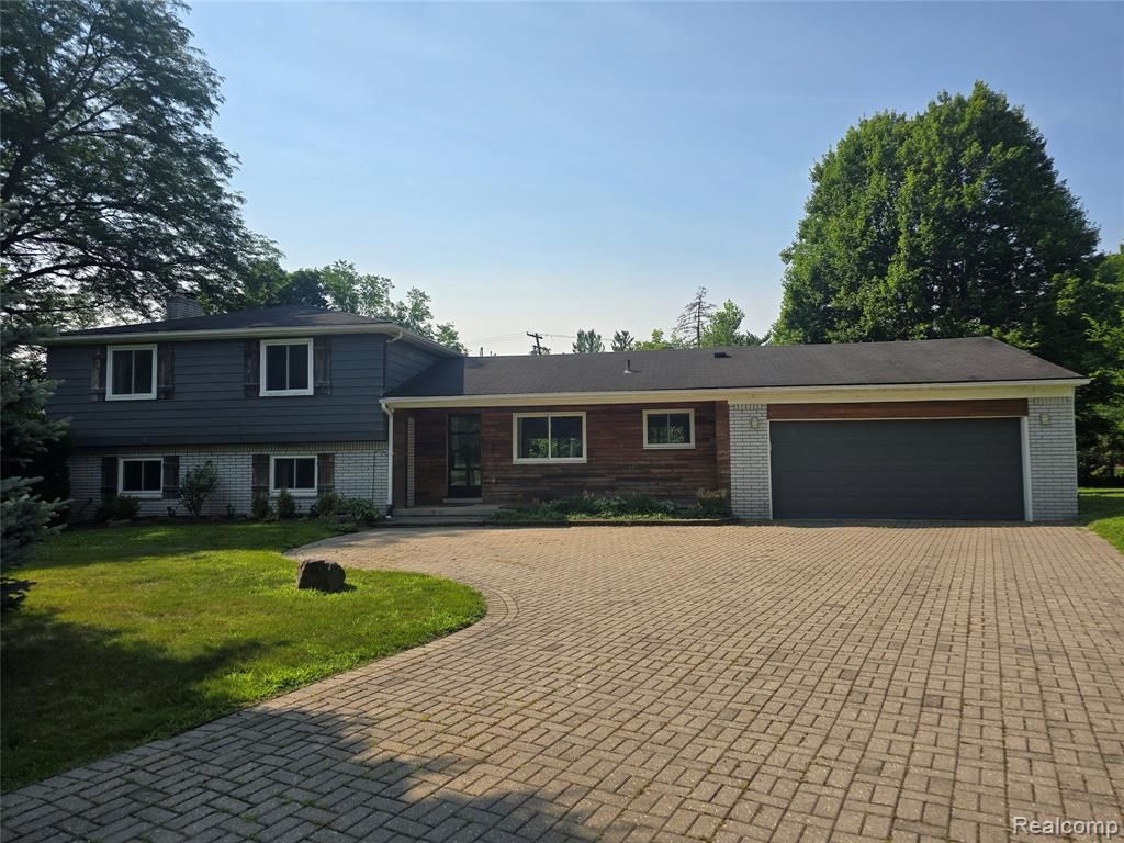 24697 S Cromwell Drive, Franklin, MI 48025