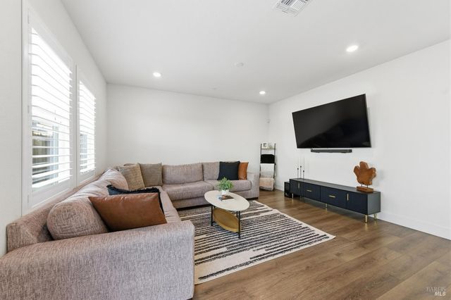 208 Frontier St, American Canyon, CA 94503