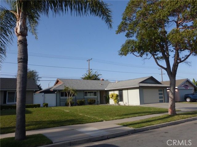 8881 Albatross Dr, Huntington Beach, CA 92646