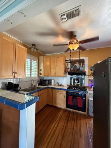 4416 Avenue R, Galveston, TX 77550