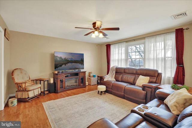 385 VALLEY VIEW DR, New Holland, PA 17557