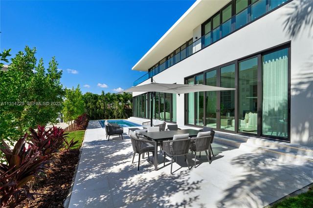 2950 NE 164th St, North Miami Beach, FL 33160