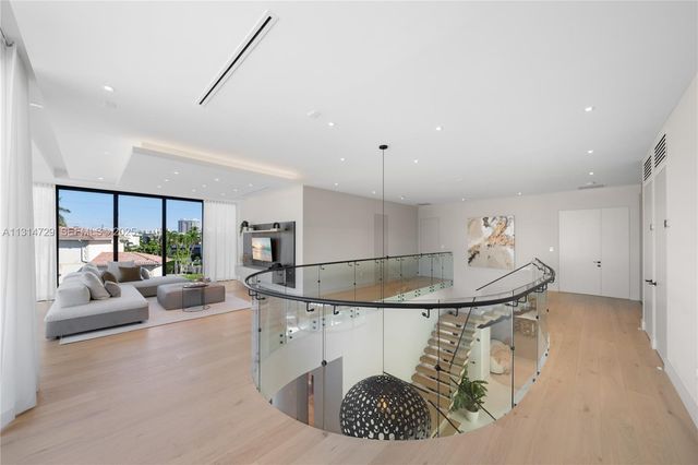 2950 NE 164th St, North Miami Beach, FL 33160