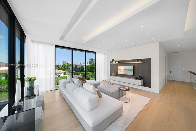 2950 NE 164th St, North Miami Beach, FL 33160