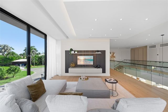 2950 NE 164th St, North Miami Beach, FL 33160