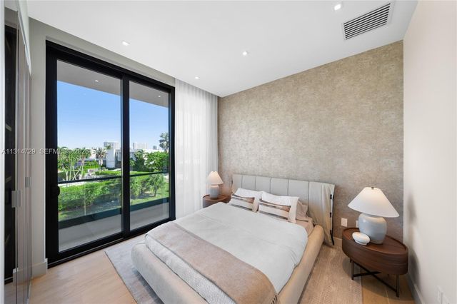 2950 NE 164th St, North Miami Beach, FL 33160