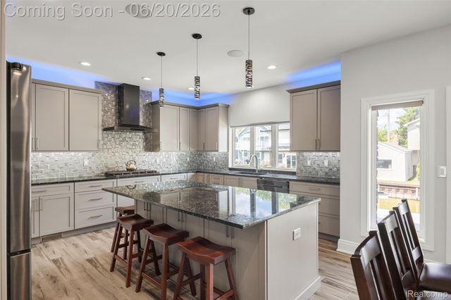 22491 E 10 Mile Road, St. Clair Shores, MI 48080