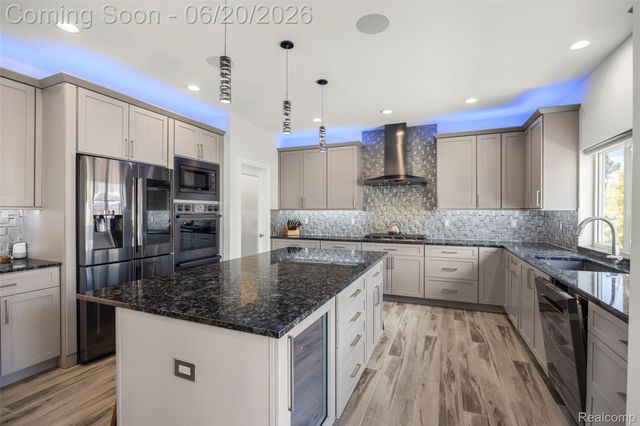 22491 E 10 Mile Road, St. Clair Shores, MI 48080