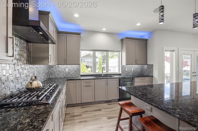 22491 E 10 Mile Road, St. Clair Shores, MI 48080