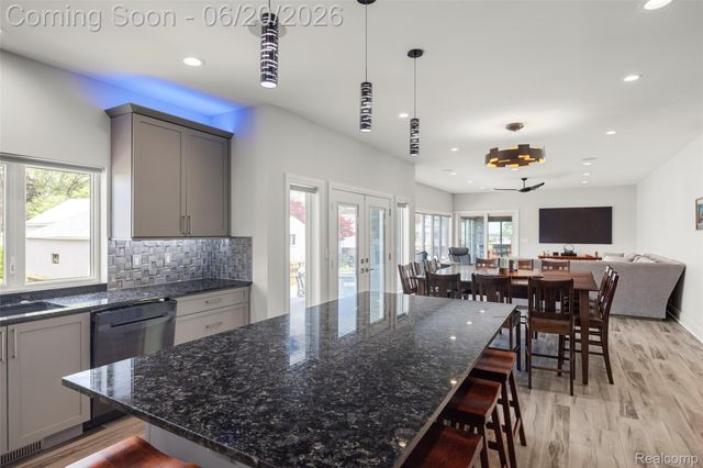 22491 E 10 Mile Road, St. Clair Shores, MI 48080