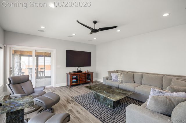 22491 E 10 Mile Road, St. Clair Shores, MI 48080