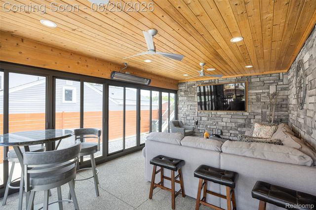 22491 E 10 Mile Road, St. Clair Shores, MI 48080