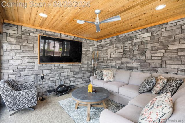 22491 E 10 Mile Road, St. Clair Shores, MI 48080