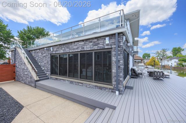 22491 E 10 Mile Road, St. Clair Shores, MI 48080