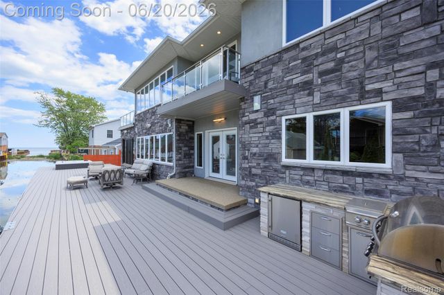 22491 E 10 Mile Road, St. Clair Shores, MI 48080