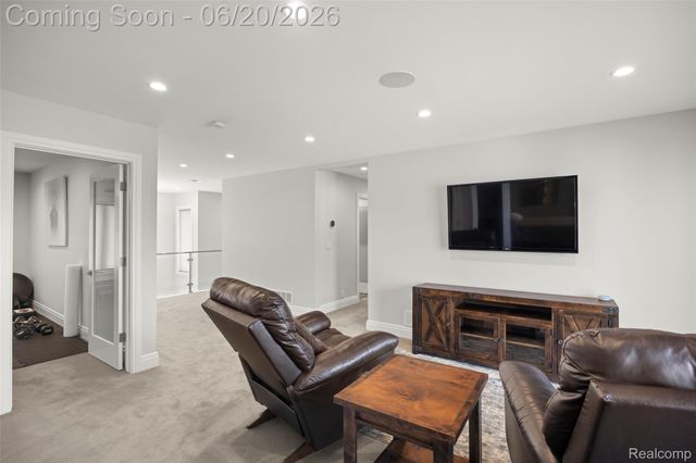 22491 E 10 Mile Road, St. Clair Shores, MI 48080