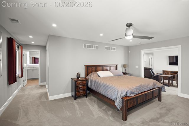 22491 E 10 Mile Road, St. Clair Shores, MI 48080