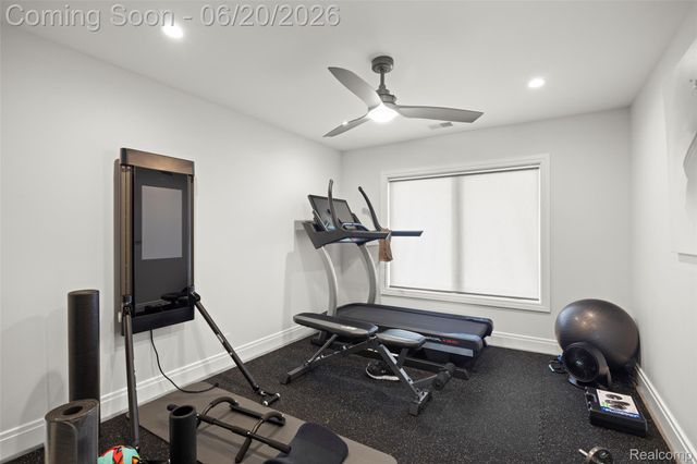 22491 E 10 Mile Road, St. Clair Shores, MI 48080