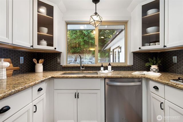 5769 Blakely Avenue NE, Bainbridge Island, WA 98110
