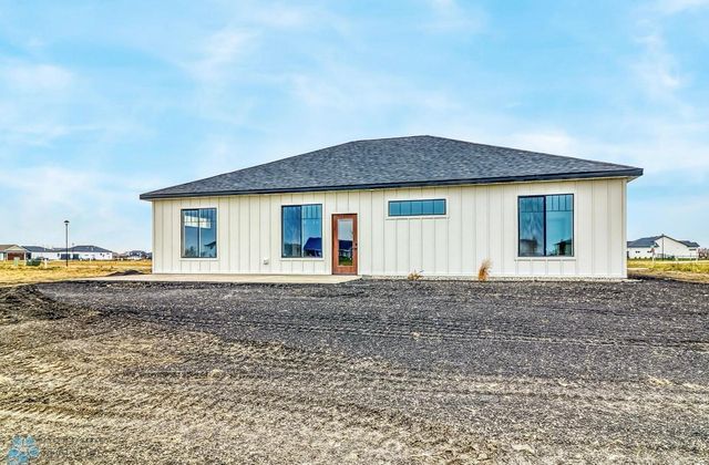 215 Emma Court, Mapleton, ND 58059