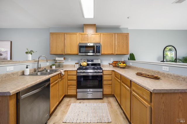 84 Captain Nurse Cir, Novato, CA 94949