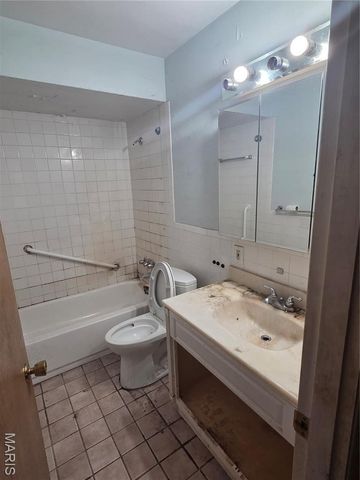 867 Greenshire Court, St Louis, MO 63130