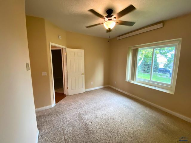 2412 MERLOT DR, Rapid City, SD 57701