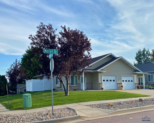 2412 MERLOT DR, Rapid City, SD 57701