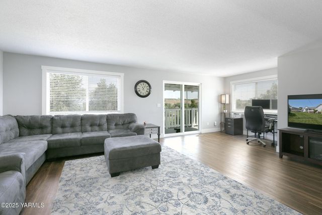 910 Gromore Rd, Yakima, WA 98908