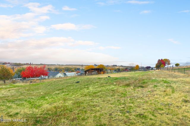 910 Gromore Rd, Yakima, WA 98908