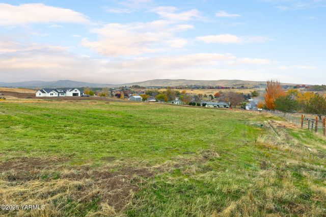 910 Gromore Rd, Yakima, WA 98908