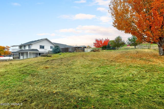 910 Gromore Rd, Yakima, WA 98908