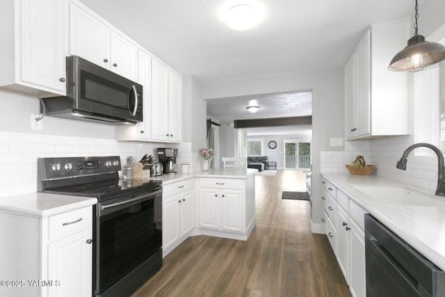 910 Gromore Rd, Yakima, WA 98908