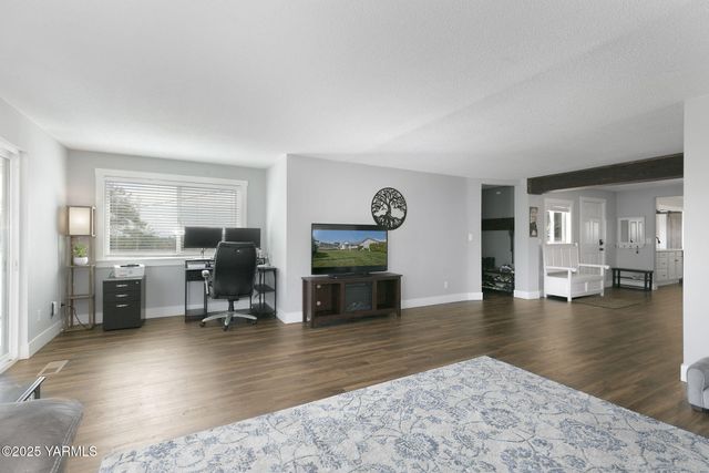 910 Gromore Rd, Yakima, WA 98908