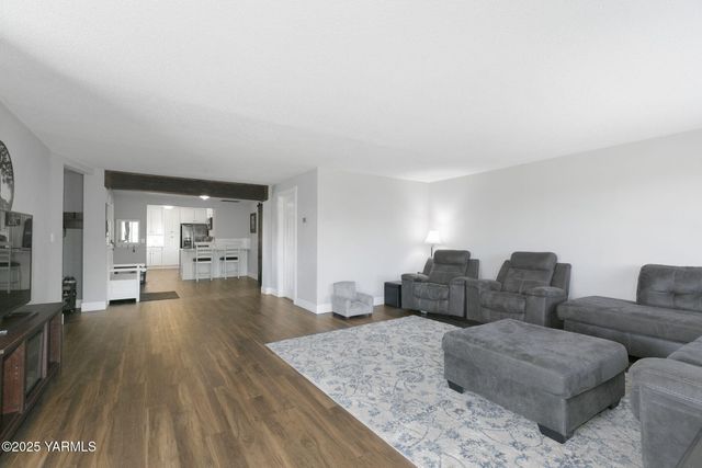 910 Gromore Rd, Yakima, WA 98908