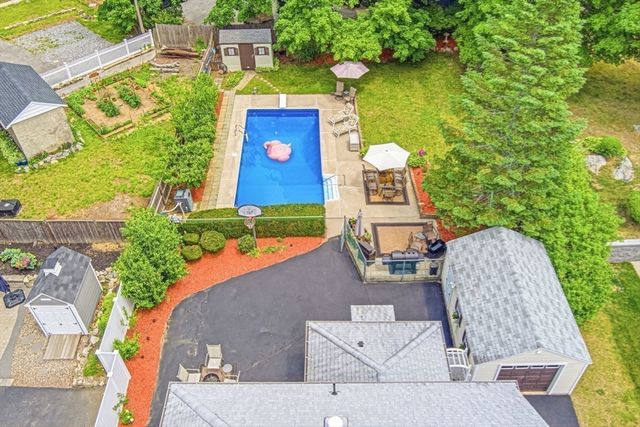 83 Grand St, Reading, MA 01867