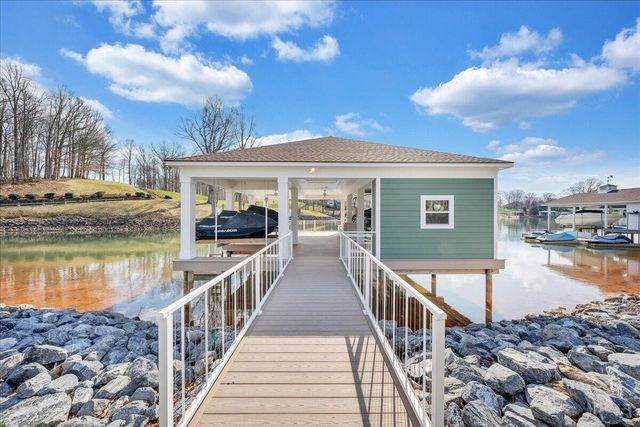 65 Birdie LN, Penhook, VA 24137