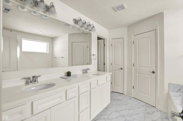 5175 Peachtree Road, Zionsville, IN 46077