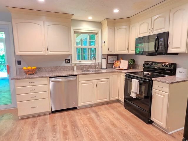 7 Whippoorwill Ln, Ashland, MA 01721