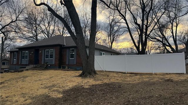 22 Locust Lane, Warrensburg, MO 64093