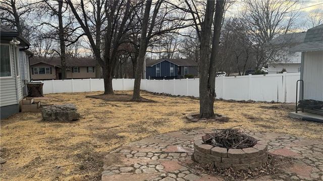 22 Locust Lane, Warrensburg, MO 64093