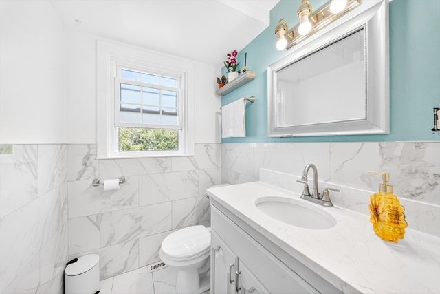 216 Hartford Ave, Bellingham, MA 02019